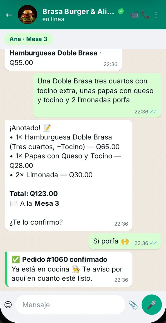 Conversación de WhatsApp: un cliente de la Mesa 3 pide una Doble Brasa, papas y limonadas; el bot arma el pedido, da el total de Q123 y lo confirma a cocina.